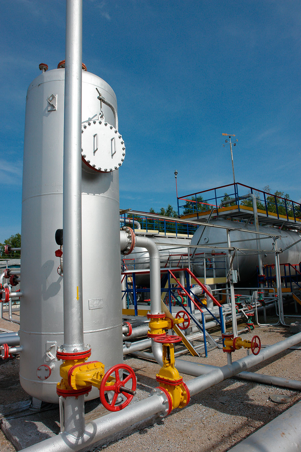 Pressure tanks and heat exchangers